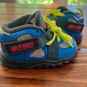 Nike Raid Sneakers